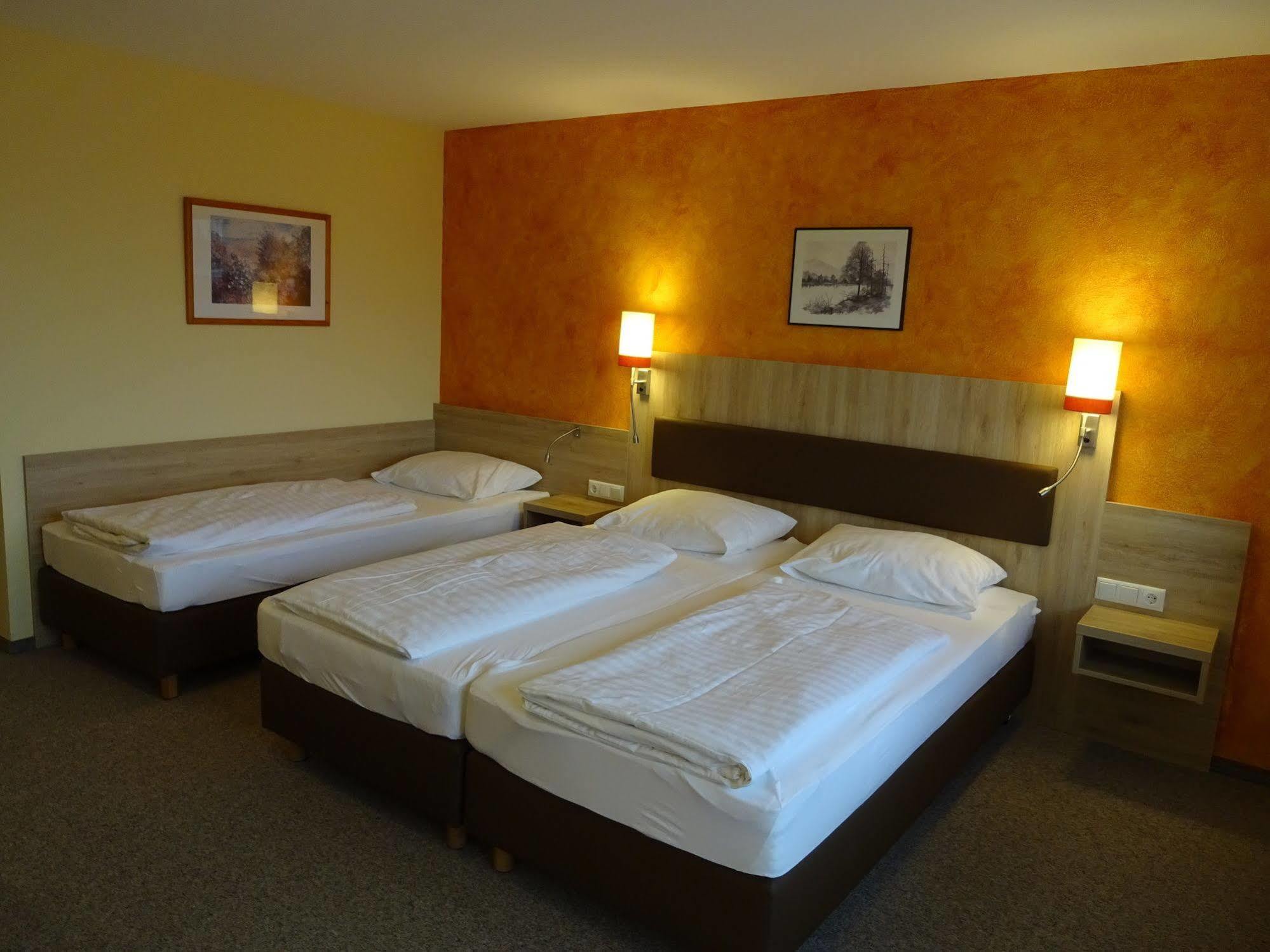 Gasthof Hotel Zum Ross Вертгейм Экстерьер фото