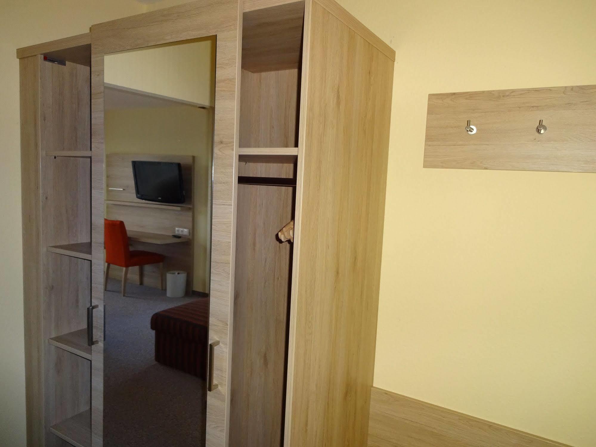 Gasthof Hotel Zum Ross Вертгейм Экстерьер фото