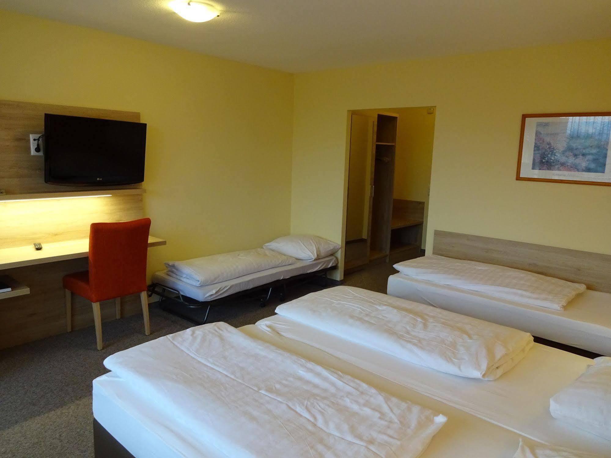 Gasthof Hotel Zum Ross Вертгейм Экстерьер фото