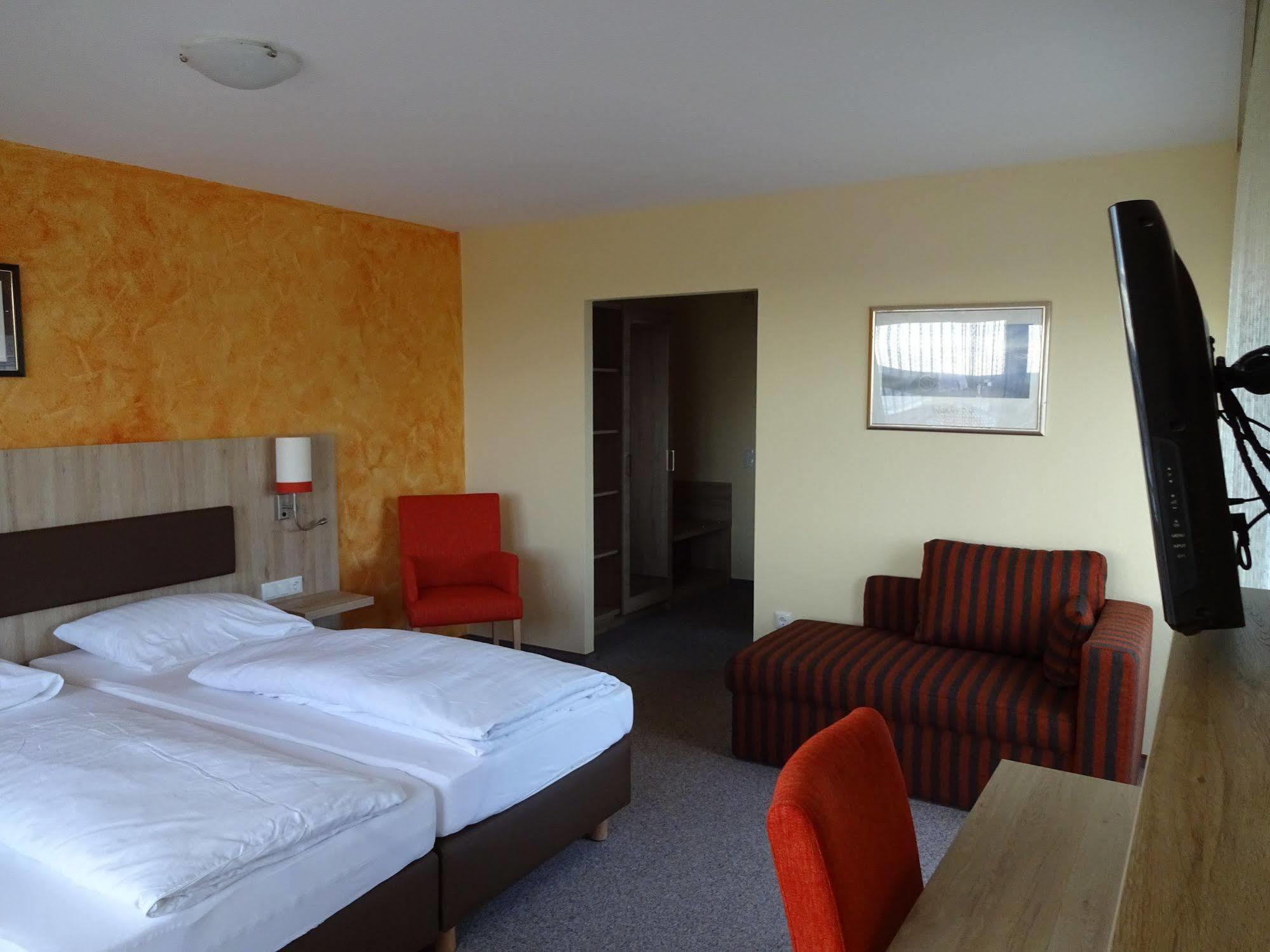 Gasthof Hotel Zum Ross Вертгейм Экстерьер фото