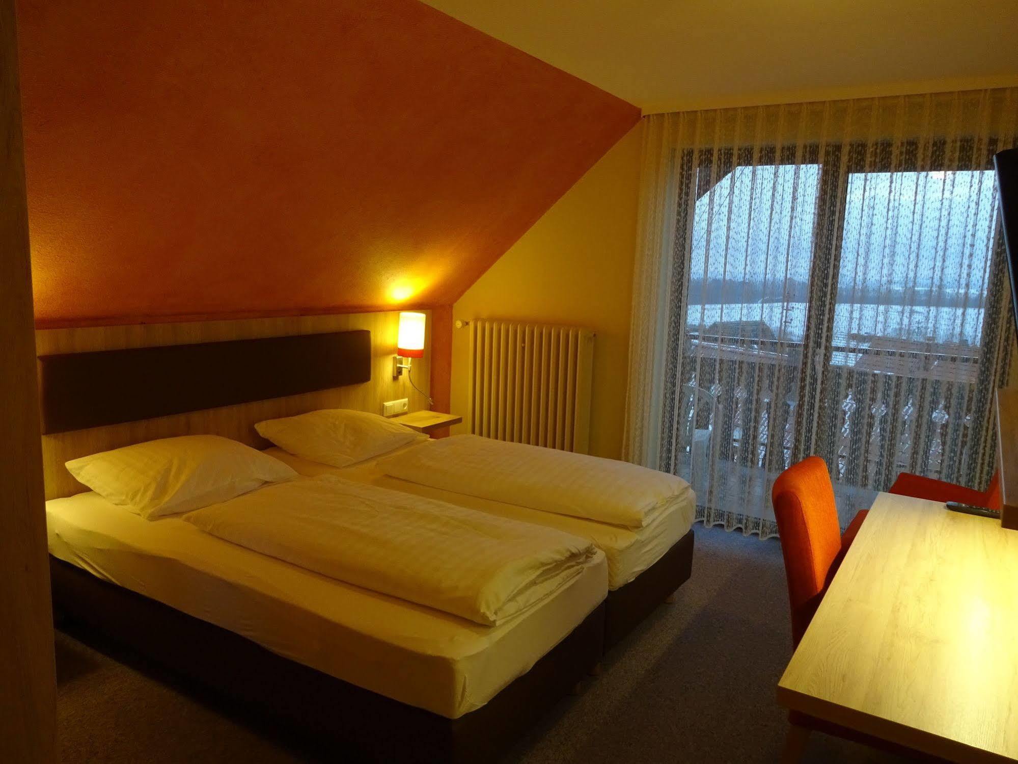 Gasthof Hotel Zum Ross Вертгейм Экстерьер фото