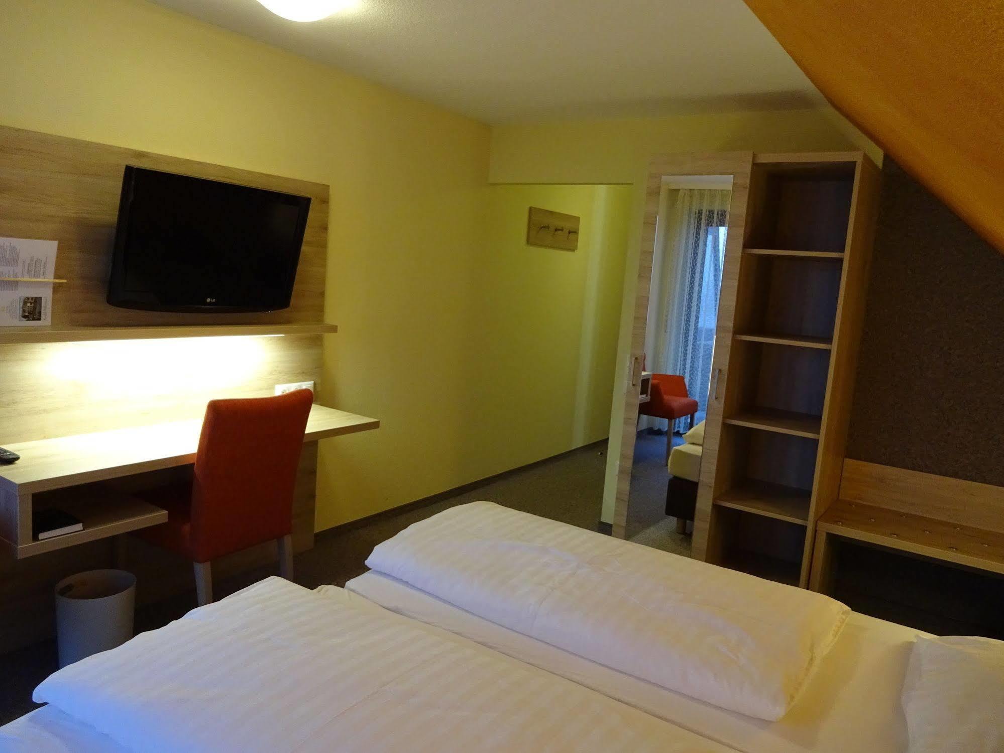 Gasthof Hotel Zum Ross Вертгейм Экстерьер фото